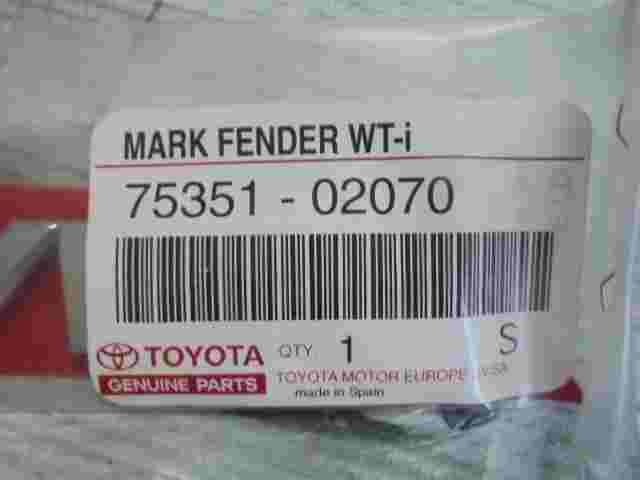 Emblema Toyota Corolla E12 VVT-i 7535102070 75351-02070