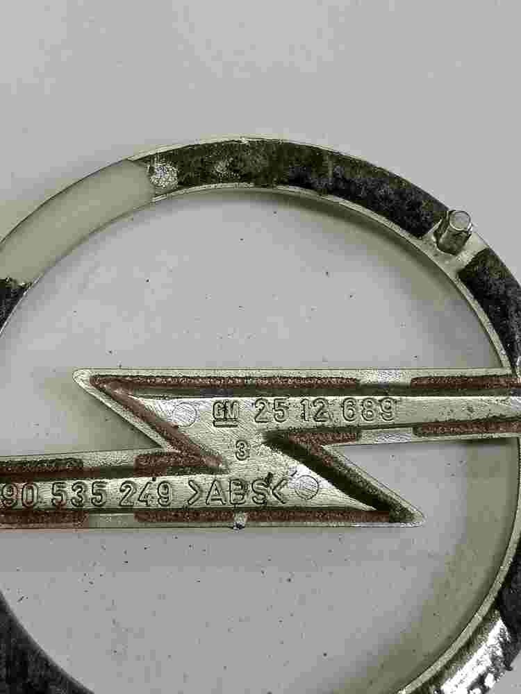 Emblema Opel Kadett Senator B Omega A GM 90535249 90 535 249 2512689 7 cm.
