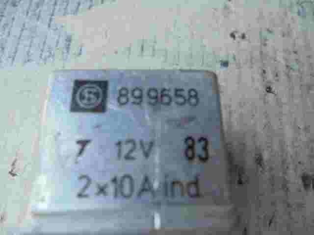 Relé BMW E30 1373913 1 373 913 899658 89 96 58 12V