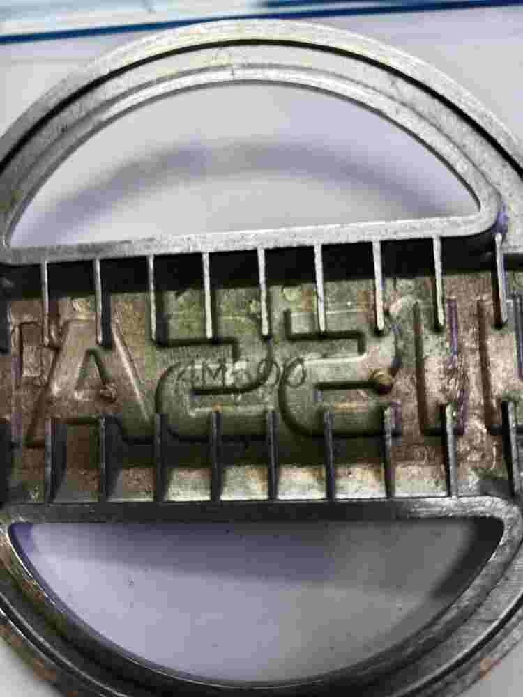 Emblema Nissan Almera 628904M500 62890-4M500 13 cm.