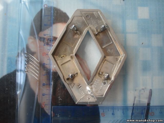 Emblema Renault Scénic II JM0/1_ 2003/06-2009/12 8200145816 7 cm. x 10 cm.