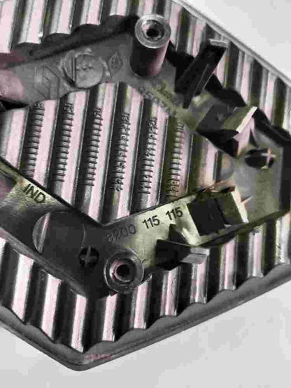 Emblema Renault Megane Scenic 8200 115 115 8200115 11 cm. x 14 cm.