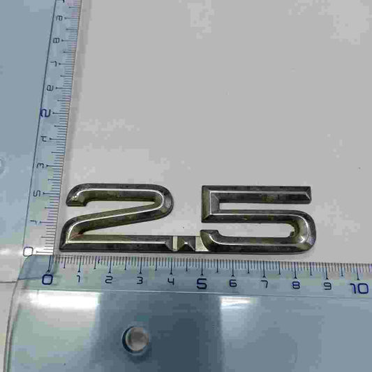 Emblema Toyota Camry Hilux 2,5 8,5 cm.