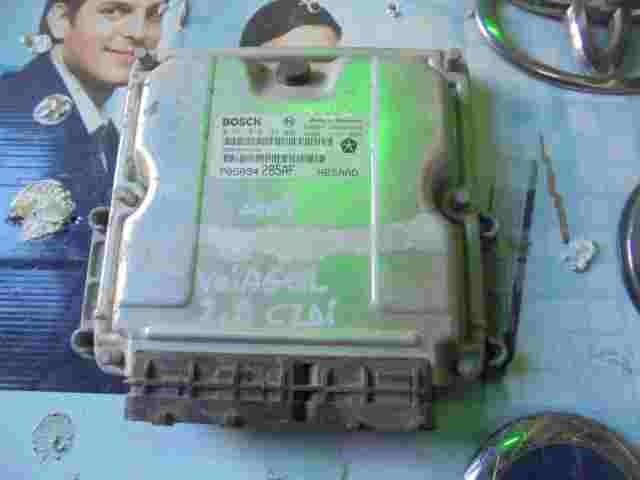 Centralita Chrysler Voyager 2.8 P05094285AF HB5AA0 1039S14826 BOSCH 0281012121