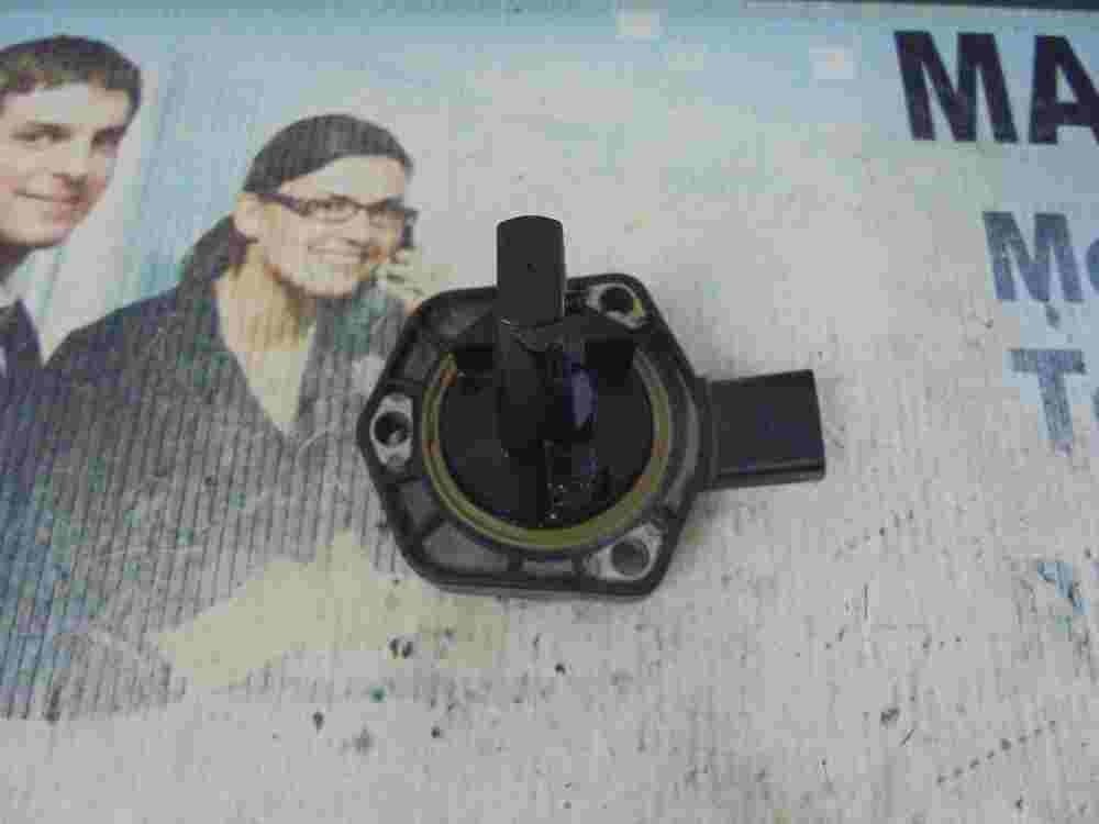 Sensor l nivel de aceite VW Audi Skoda 1J0907860C HELLA 6PR 008 079-03