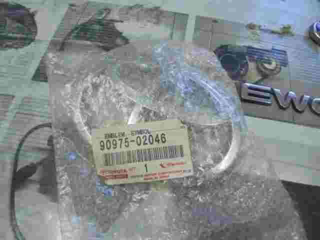 Emblema Toyota Land Cruiser (100) 9097502046 90975-02046