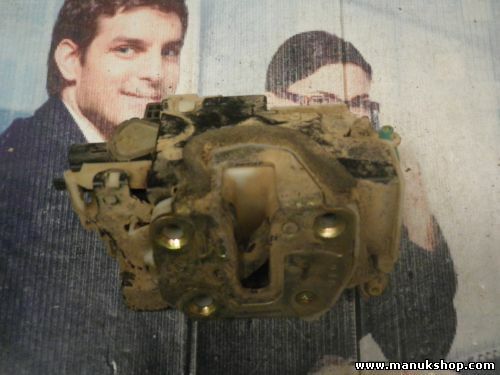   Cerradura puerta trasera derecha Nissan PickUp TD21 1988–1996