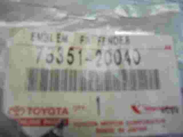 Emblema Toyota Avensis D4D 7535120040 75351-20040