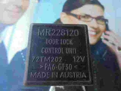 Modulo serratura porta Mitsubishi Carisma MR228120 72TM202 12V PA6GF30