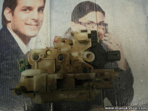   Cerradura puerta trasera derecha Nissan PickUp TD21 1988–1996