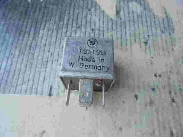 Relé  BMW E30 1373913 1 373 913 899658 89 96 58 12V