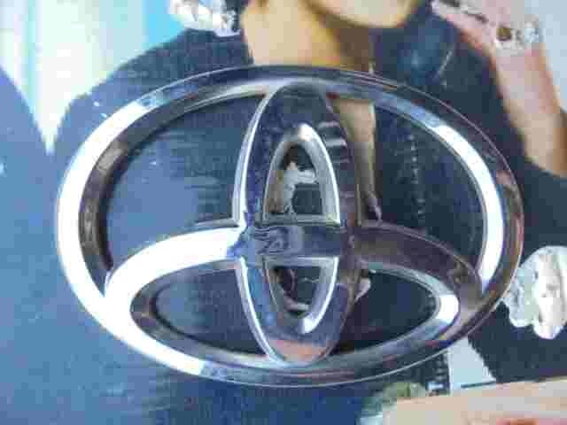 Emblema trasero Toyota Carina 8307