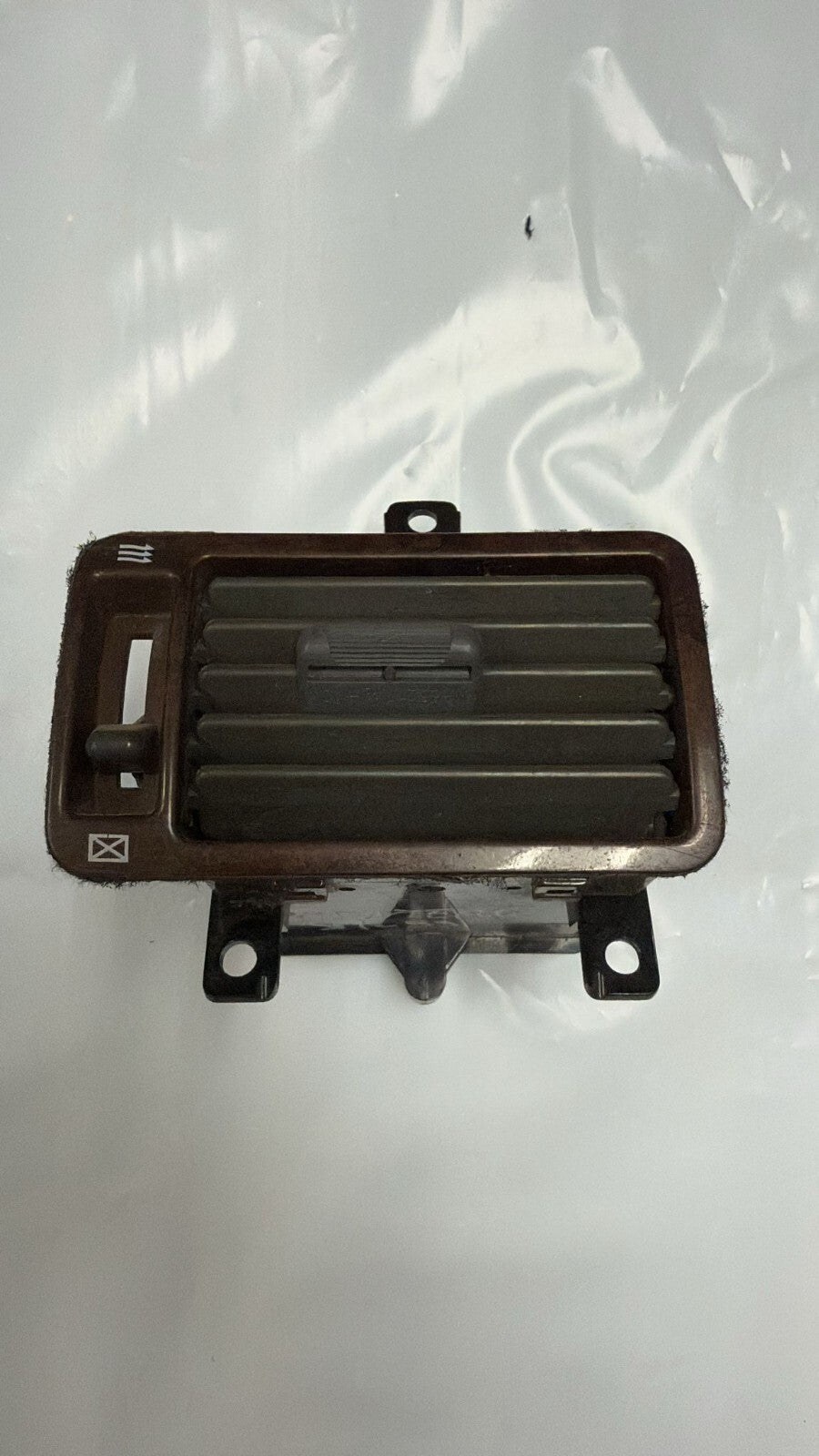 Rejilla Aireadora izquierda  Mitsubishi Pajero Montero V20  TD 4M40 MB65217.