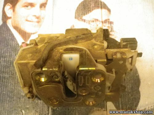  Cerradura puerta trasera izquierda Nissan PickUp TD21 1988–1996