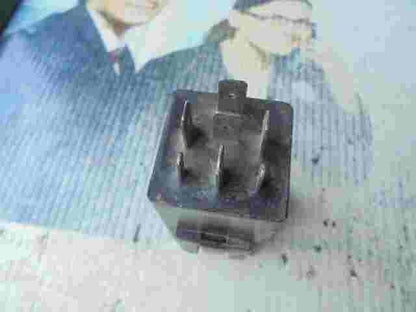 Relé de la bomba de combustible Opel Kadett E Ascona C 90124673 SIEMENS 5WK2203