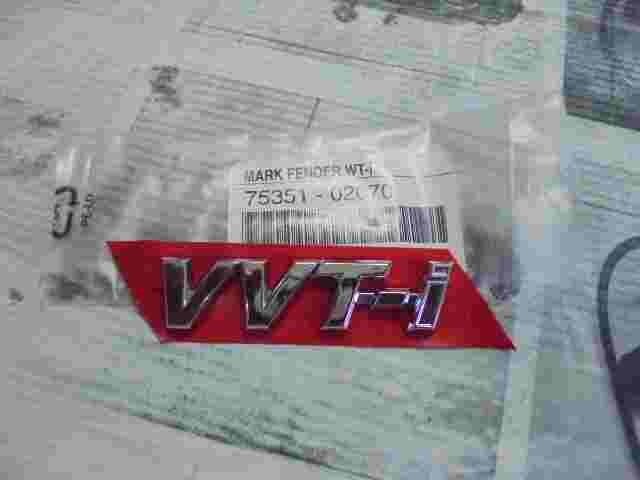 Emblema Toyota Corolla E12 VVT-i 7535102070 75351-02070