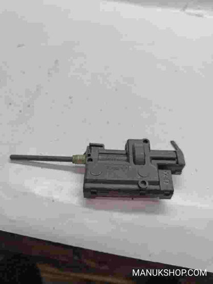 Cerradura depuerta de combustible Renault Scenic Megane Valeo CX0 8200305732A