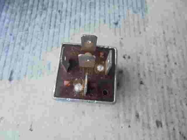 Relé  BMW E30 1373913 1 373 913 899658 89 96 58 12V