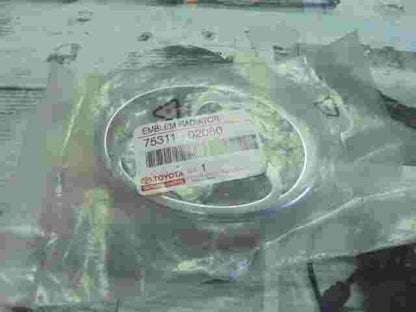 Emblema  Toyota Corolla E11 7531102060 75311-02060