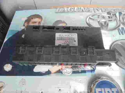 Caja de fusibles Mercedes-Benz C W203 2035451801 203 545 18 01 HELLA 5DK00848640