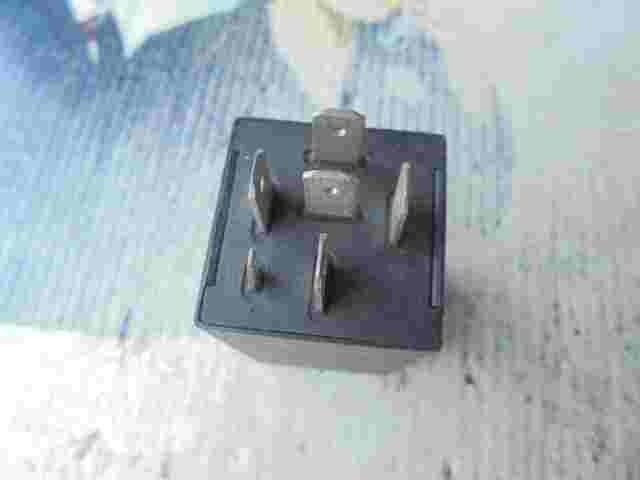 Controller di chiusura centralizzato Volvo 440 471931 72TN200 UH2 12V PA6GF30