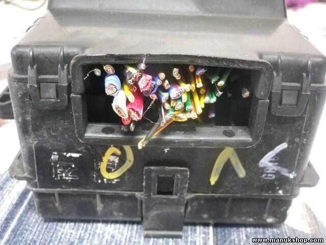 Caja de fusibles SsangYong Actyon 8212032032 8216032021 20070105 32E6064