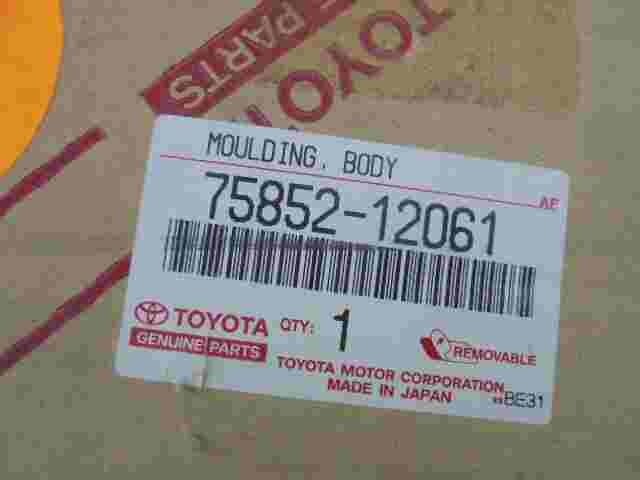 Moldura Toyota Corolla Verso E121 7585212061 75852-12061 75852 12061