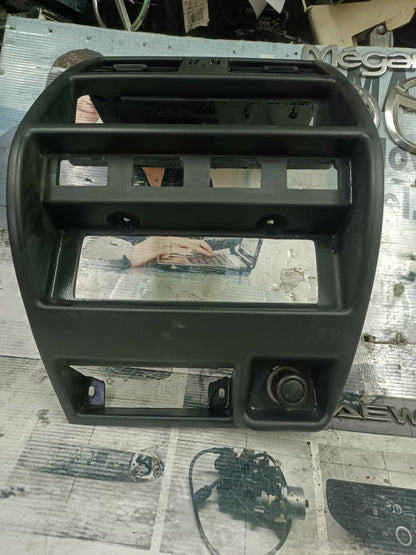 Consola central Nissan Terrano Ford Maverick 687500F000 68 750 0F 000 682600F000