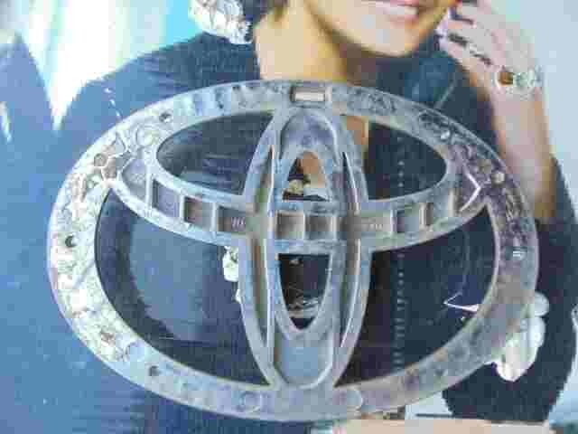 Emblema trasero Toyota Carina 8307