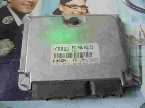 Centralita Audi A3 1.8 BENZINA V01 06A906018CD 26SA6115 BOSCH 0261204993
