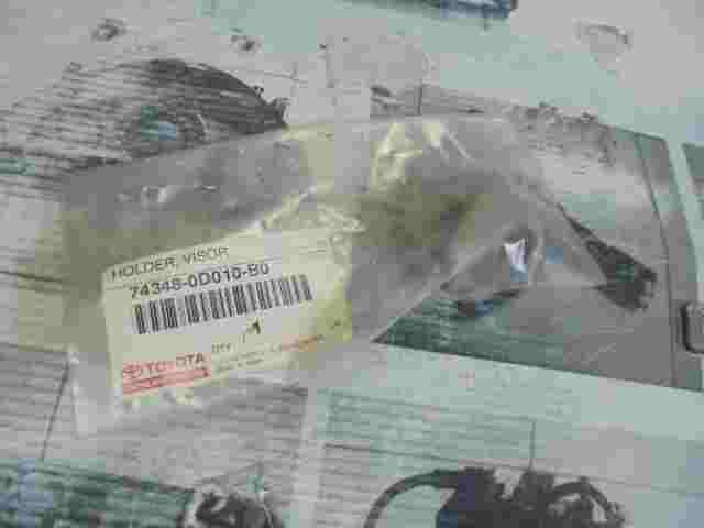 Holder Visor LH / Toyota Yaris 743480D010B0 74348-0D010-B0