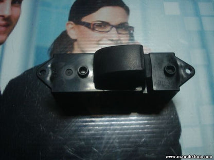 mando botonera elevalunas Mitsubishi Colt 8608A077 C8D-D563M-UK F000150 120106A