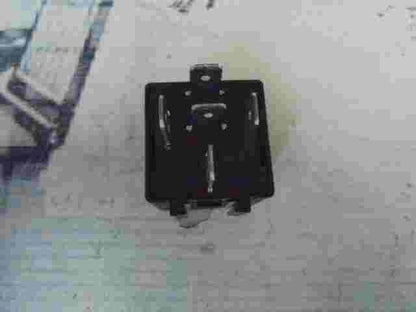 Relé de la bomba de combustible  Iveco Man Scania DAF BOSCH 0986AH0613 24V 20/10