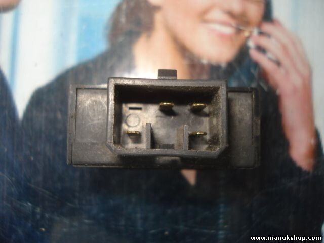 Interruptor apertura tapa depósito portón trasero 6J14