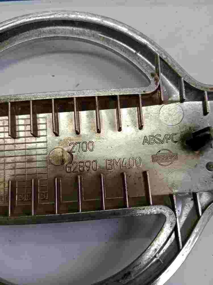 Emblema Nissan Almera 62890BM400 62890 BM400 14 cm. 9cm.