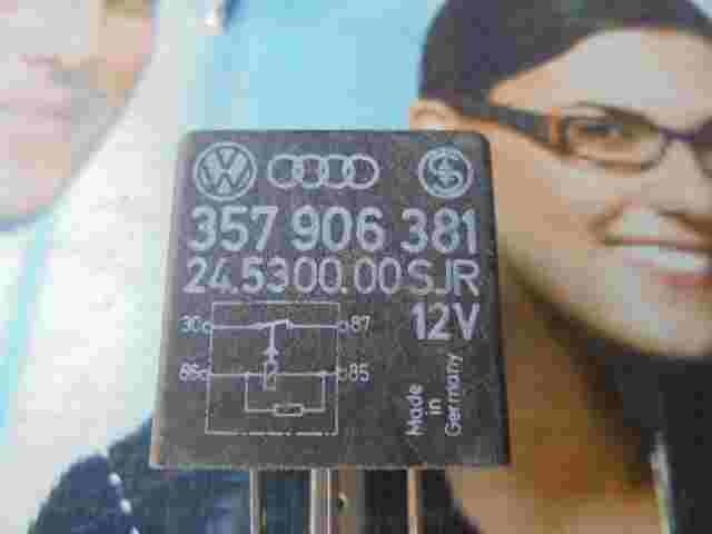 Relé de la bomba de combustible VW Bora Polo Golf Passat 357906381 24530000