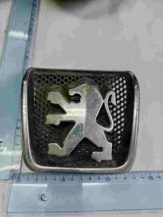 Emblema Peugeot 406 9623832877 96 238 328 77 12,5 cm.