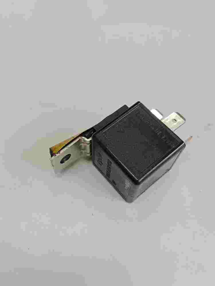 Relés de potencia  Toyota Hiace II Tyco V23134A1052C643 V23134-A1052-C643 12V