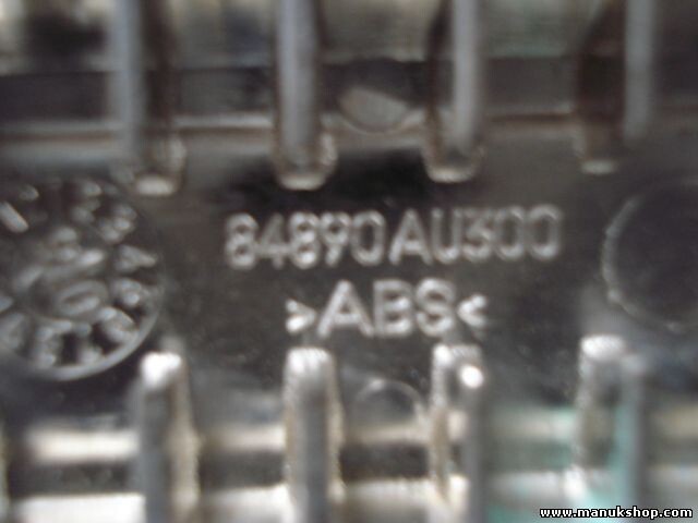 Emblema Nissan Primera P12 84890AU300