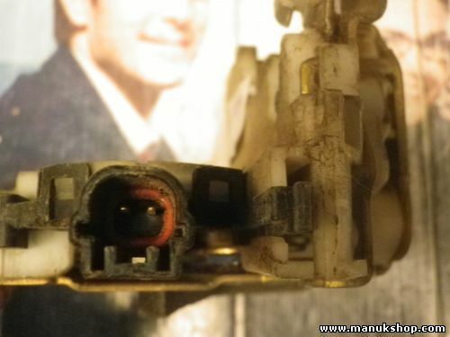  Cerradura puerta trasera izquierda Nissan PickUp TD21 1988–1996