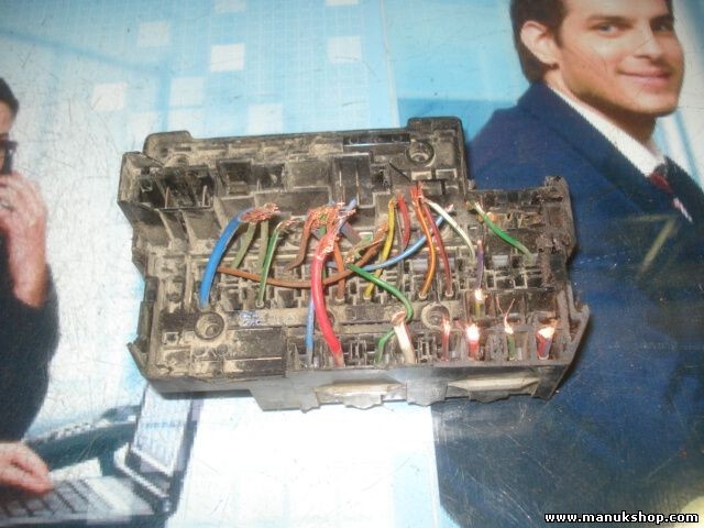 Caja de fusibles Nissan YB2 72404047 7240-4047 243110E000 24311-0E000