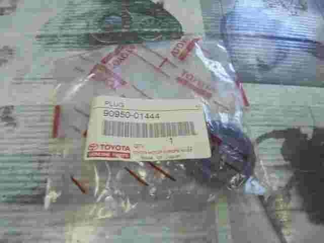 Plug  Lexus LX470 SC300 SC400 Toyota 9095001444 90950-01444
