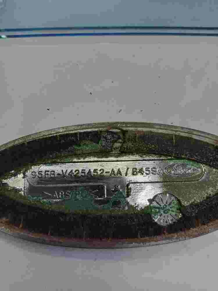Emblema Ford Fiesta Mondeo 95FBV425A52AA 95FB-V425A52-AA B45SA