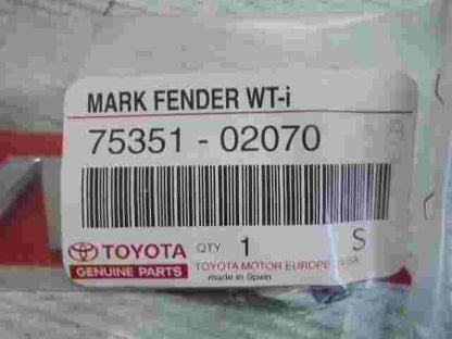 Emblema Toyota Corolla E12 VVT-i 7535102070 75351-02070