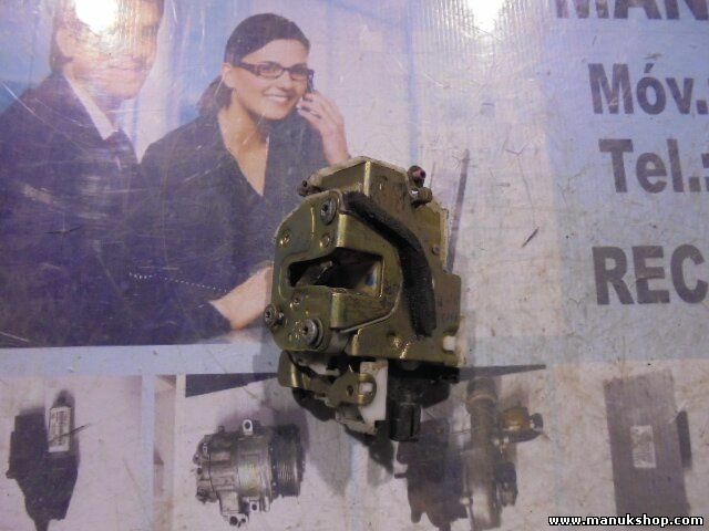  Cerradura puerta delantera izquierda  Nissan PickUp TD21 1988–1996