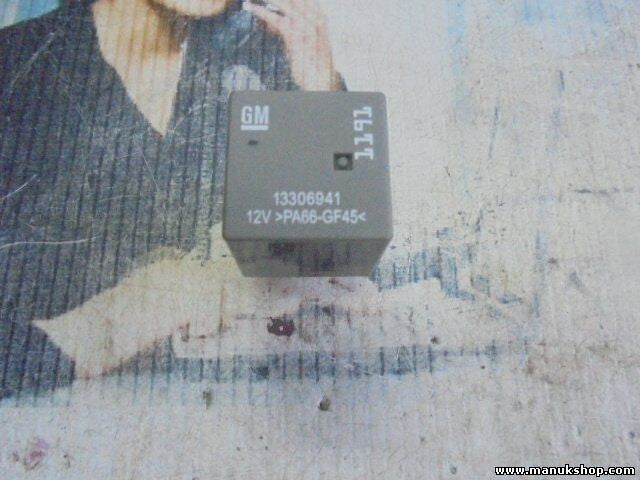 Relé Opel Astra J Zafira C 2010 GM 13306943 12VPA66 12V PA66