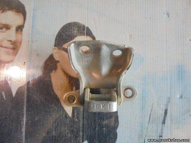 Bisagra de la puerta trasera derecha abajo  Mitsubishi Montero 2