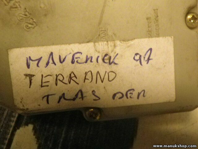 Cerradura puerta trasera derecha Nissan Terrano Ford 825527F610 825027F600