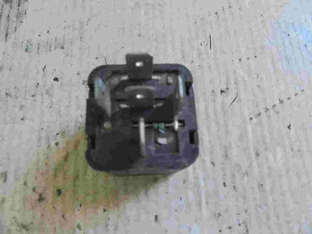 Relé Tata 265454204913 12V 30A