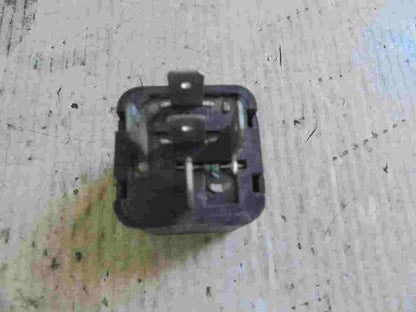 Relé Tata 265454204913 12V 30A